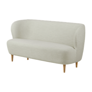 GUBI Stay-sofa Trukket i Bonito 091 med Ben i Halvmatt Lakkert Eik
