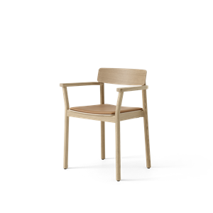 &Tradition Betty TK11 Spisestol med Armlener Konjakk Skinn/eik