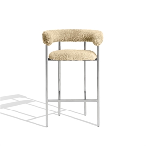 Furniture Copenhagen Font Barkrakk med Armlener 75 cm Saueskinn Honningfarget/polert Stålramme