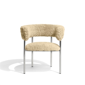 Furniture Copenhagen Font Spisestol med Armlener Saueskinn Honningfarget/polert Stålramme