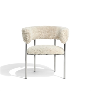 Furniture Copenhagen Font spisestol med armlener saueskinn Oyster/polert stålramme