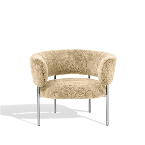 Furniture Copenhagen Font Lenestol med Armlener Saueskinn Honningfarget/polert Stålramme